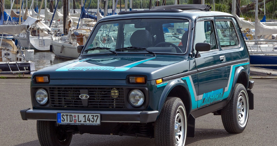 1/43 ВАЗ-2121 LADA Niva California 1981 красный с бежевым (WhiteBox #16126)